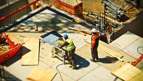 Muncitorii pleacă din țară! Ce le pregătește Guvernul românilor care lucrează în construcții